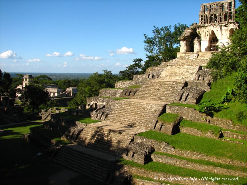 Le temple de la Croix foliée et, au fond, le Palais