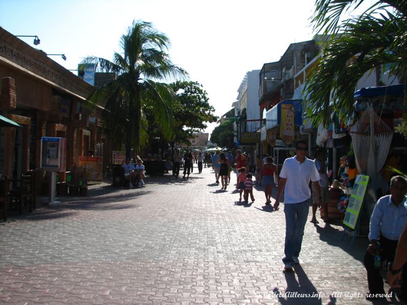 La grande rue touristique de Playa del Carmen