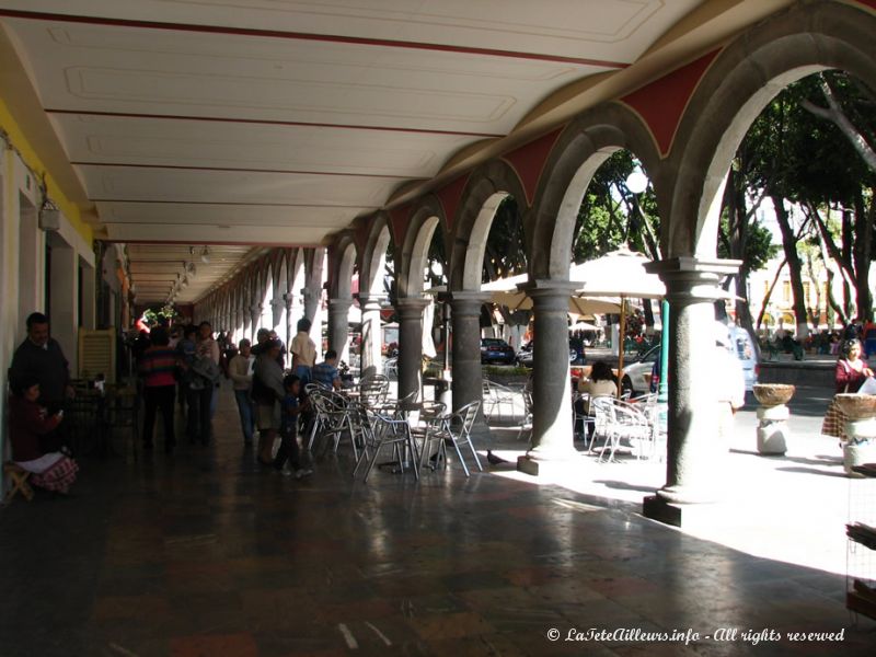 De beaux batiments à arcades entourent le zocalo