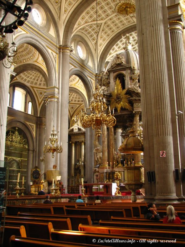 L'intérieur de la cathédrale est de style néoclassique