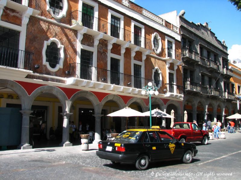 Comme souvent au Mexique, le zocalo de Puebla est entoure de batiments a arcades