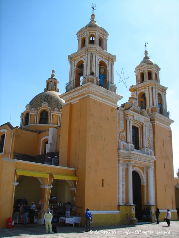 L'eglise en haut de la pyramide a remplace le temple tolteque d'origine