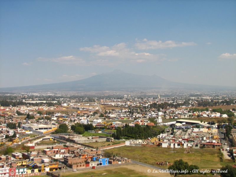 Depuis le sommet de la pyramide, on a une belle vue sur la ville et les volcans alentours