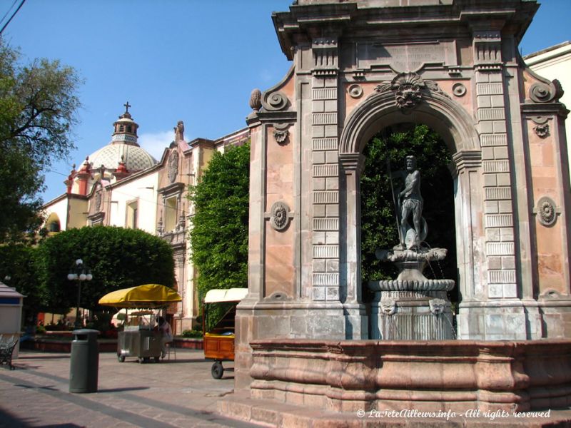 La statue de Neptune devant l'église Santa Clara de Jesus
