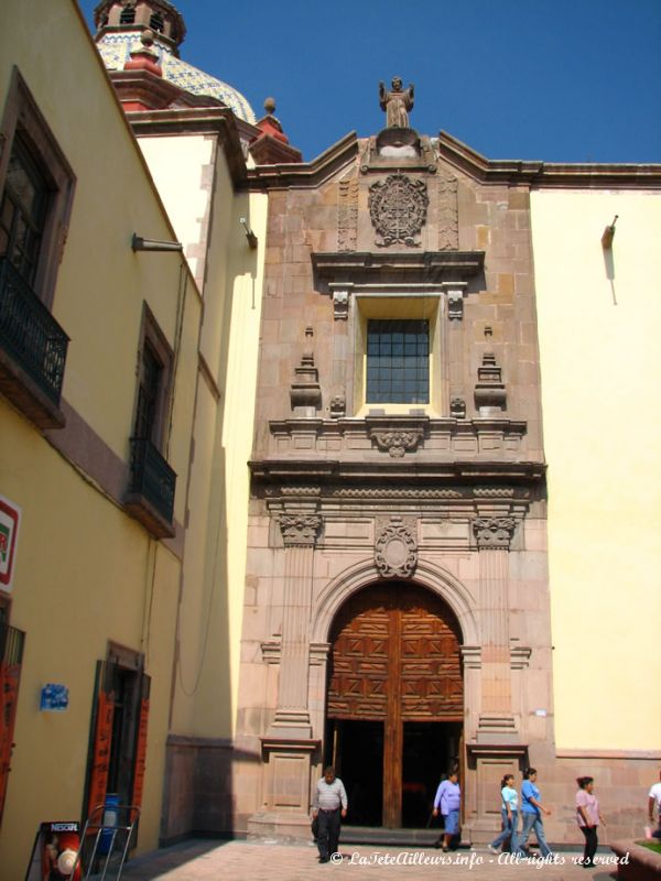 La sobriété de l'extérieur de l'église Santa Clara ne laisse rien présager du délire baroque-churrigueresque de l'intérieur