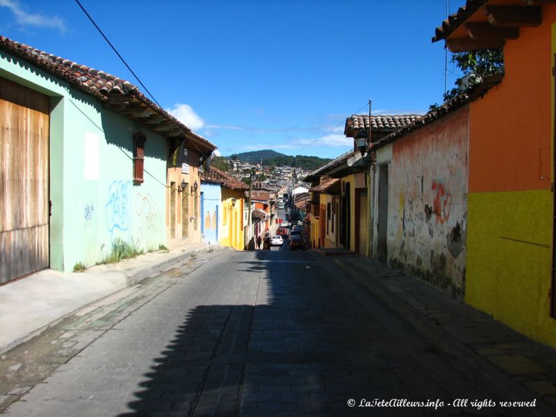 ... bordees de maisons basses de toutes les couleurs