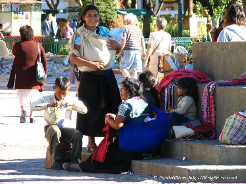 Les indiennes portent leurs enfants au plus pres d'elles