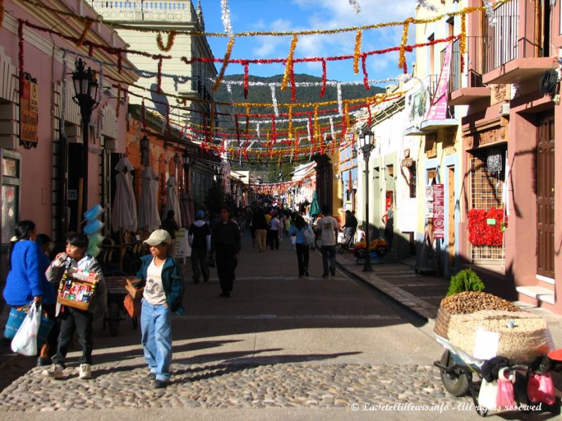 Les rues sont decorees en l'honneur de la fete de la Vierge le 12 decembre