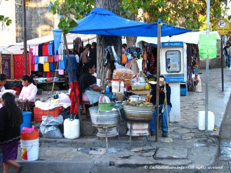 Une multitude de stands varies s'installent au bord des rues