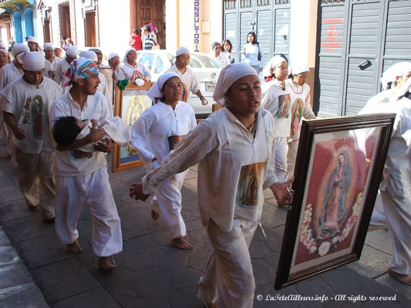 Chaque annee, les gens courrent sur de longs kilometres pieds nus en l'honneur de la Vierge...