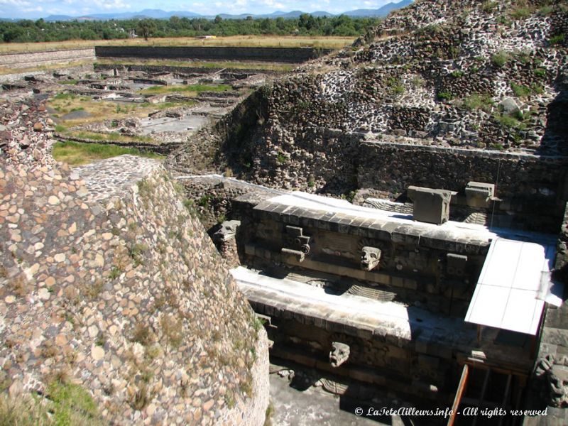 De nombreuses statues du dieu Quetzalcóatl ornent le temple du même nom