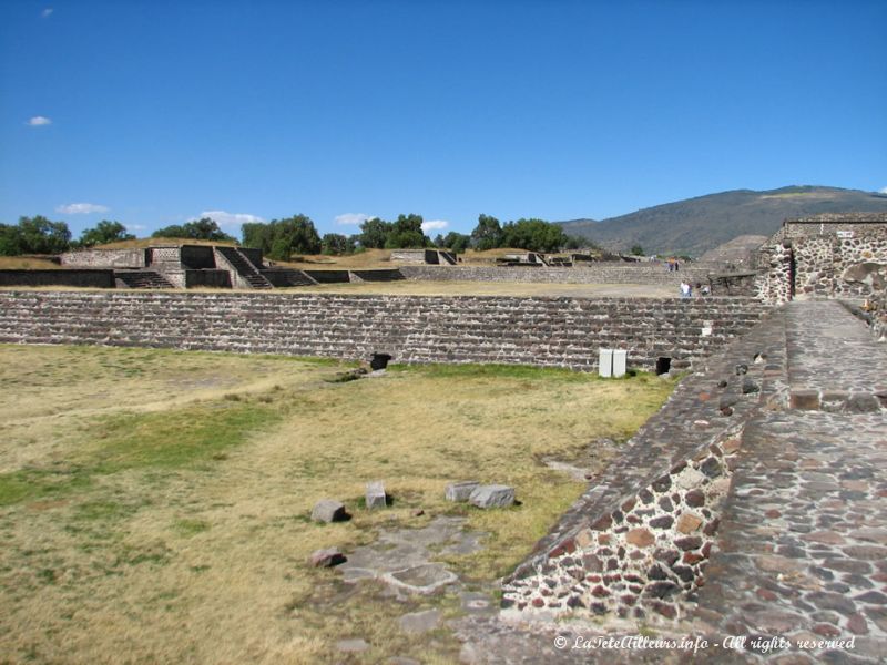 La Chaussée des Morts était longée de nombreux autels cérémoniels et d'habitations