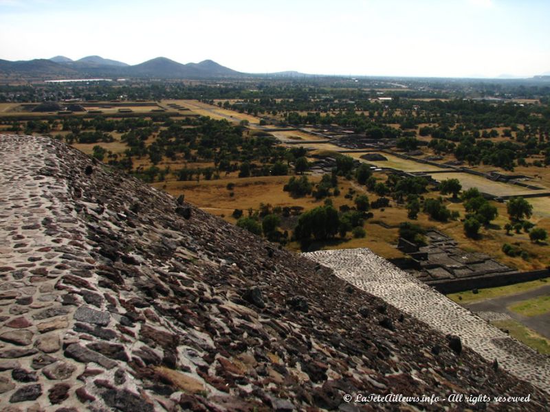 Vue sur la Citadelle au fond à gauche et la Chaussée des Morts