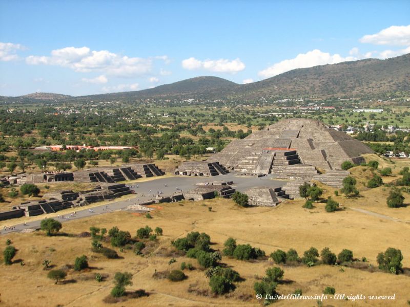 La pyramide de la Lune, vue depuis celle du Soleil