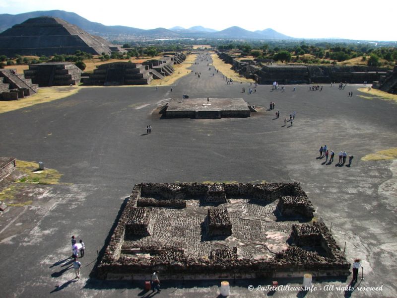 Belle vue sur la chaussée des Morts et la pyramide du Soleil