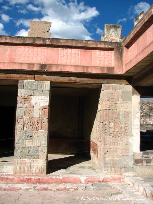 Le colonnes du patio intérieur sont recouvertes de bas-relief représentant le fameux quetzal