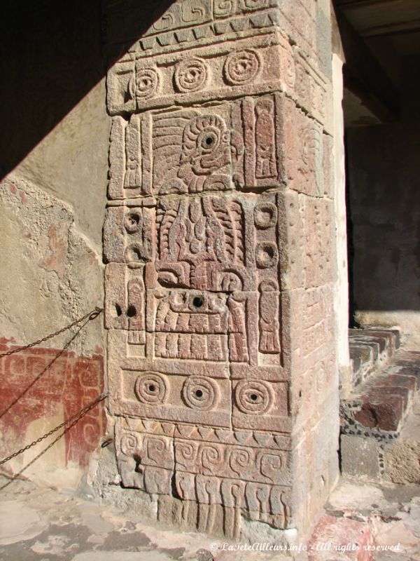 Un quetzal, oiseau mythique, ornant les colonnes du Palacio