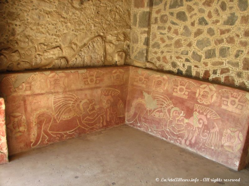 De belles fresques représentant des jaguars à plumes soufflant dans des coquillages ornent les murs du palais