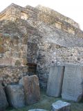 Devant le batiment appele Los Danzantes se trouvent de nombreuses steles
