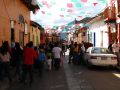 Les gens envahissent les rues en l'honneur de la Vierge de la Guadalupe