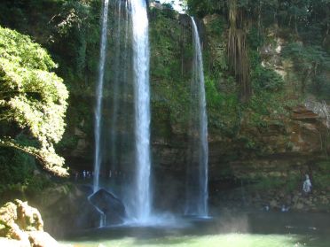 Ces chutes tombent de 30m de hauteur dans un bassin tranquille