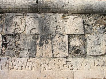 De superbes bas-reliefs ornent les terrasses
