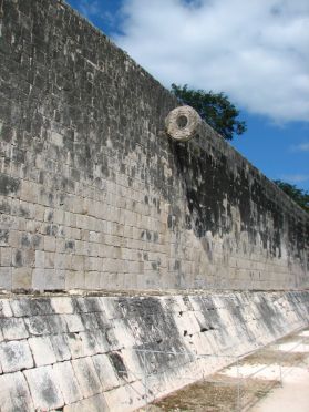 Il fallait toucher l'anneau de l'adversaire avec une balle en bois