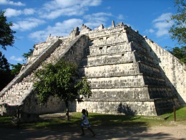 La tombe du Grand Pr&ecirc;tre, &eacute;difice purement maya