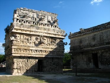 L'&eacute;glise arborre de superbes facades de style maya !