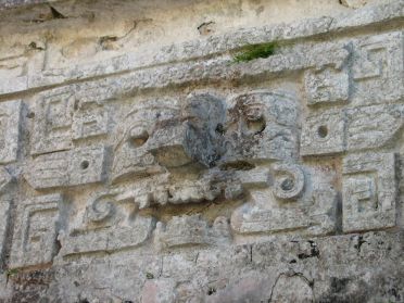 Les dessins mayas sont tr&egrave;s symboliques, peu d&eacute;taill&eacute;s