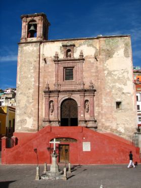 A chaque coin de rue, une église
