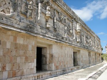 De belles frises ornent les fa&ccedil;ades des batiments du quadrilat&egrave;re des Nonnes