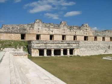 Dans le plus pur style puuc, quatre batiments entourent une vaste cour centrale