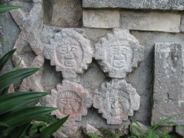 La façade du temple comporte également des représentations du dieu Chac