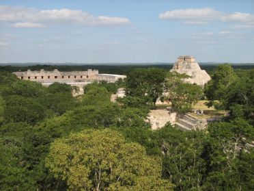 Uxmal &eacute;mergeant de la for&ecirc;t depuis la Grande Pyramide