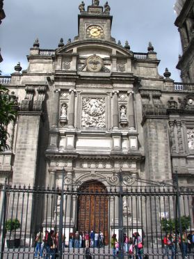 Le fronton de l'imposante cath&eacute;drale
