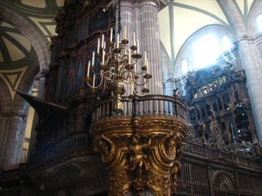 L'immense orgue de la cath&eacute;drale