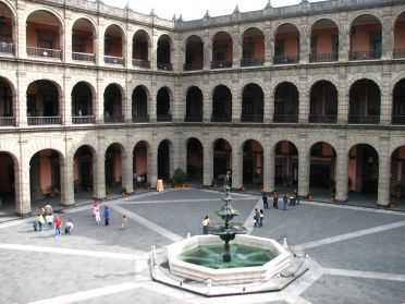 La cour int&eacute;rieure du palais