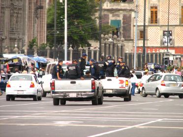 A Mexico, les flics sont partout. Forcement, il suffit d'acheter sa plaque, son uniforme et son flingue !