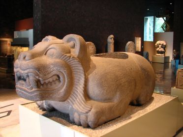 Un jaguar avec un r&eacute;cipient dans lequel les Aztecs d&eacute;posaient les coeurs des victimes humaines sacrifi&eacute;es