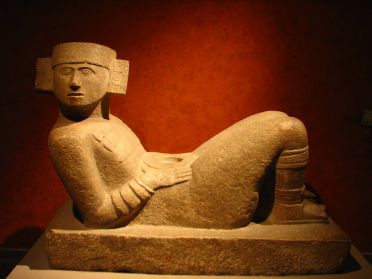 Une statue c&eacute;r&eacute;monielle maya