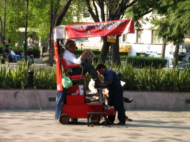 De nombreux cireurs de chaussures occupent les trottoirs de Mexico