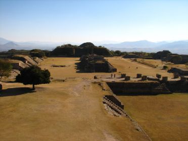 Belle vue sur l'ensemble du site de Monte Alban