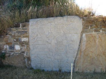 Une des steles visibles a la base de la plate-forme sud