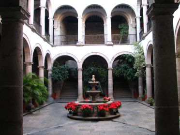 Voici un beau patio, typique de l'architecture mexicaine