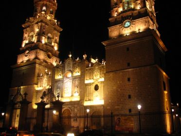 La nuit, la cath&eacute;drale s'&eacute;claire et la ville s'anime...