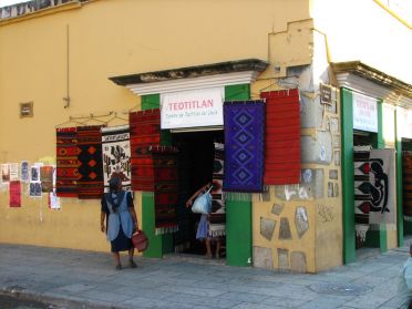 Les indiennes vendent leur artisanat aux nombreuses boutiques