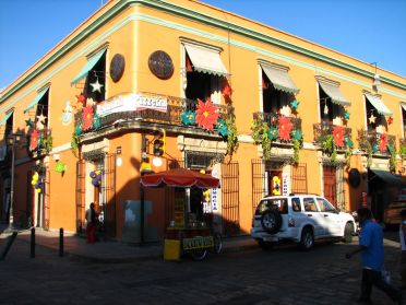 Les maisons sont en fete pour la Vierge de la Guadalupe