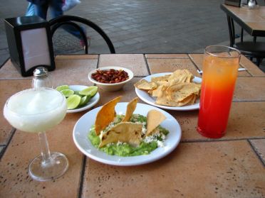 Petit apero avec cocktails et guacamole en terrasse...