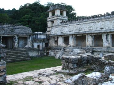Un patio du Palais comportant de belles sculptures
